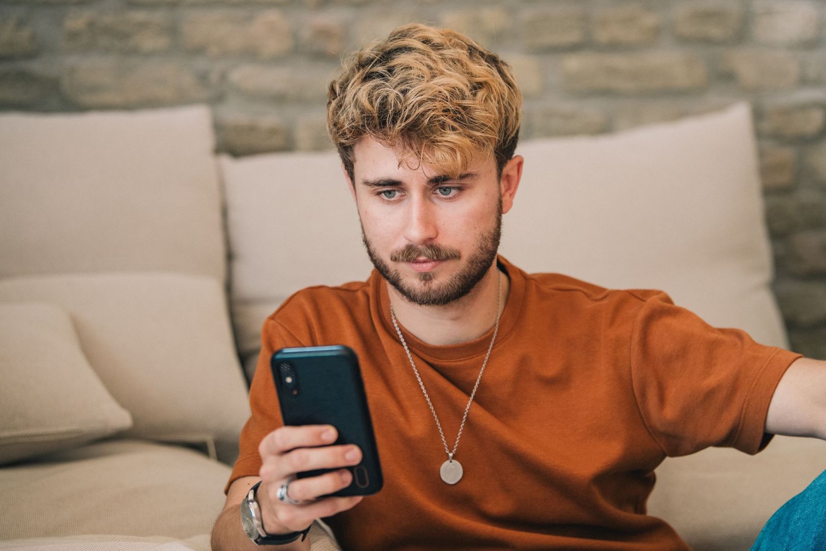 Mann schaut auf ein Smartphone