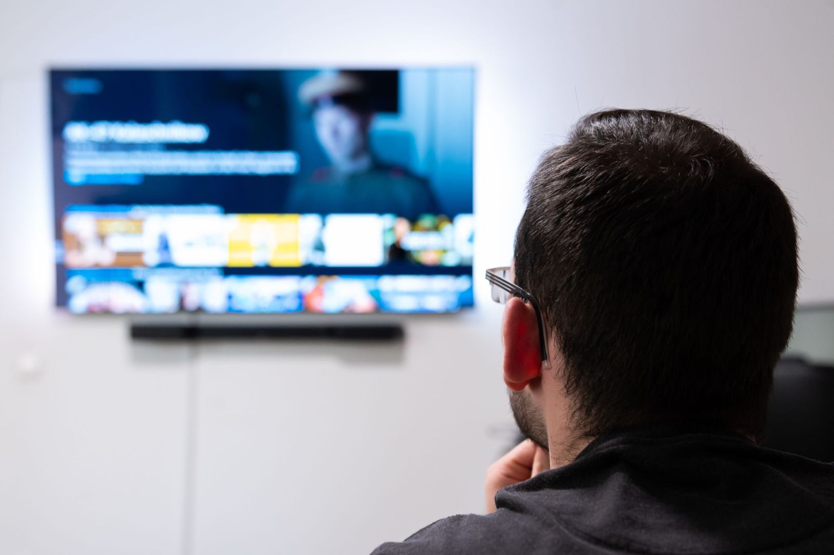 Mann schaut auf seinem Fernseher Amazon Prime Video