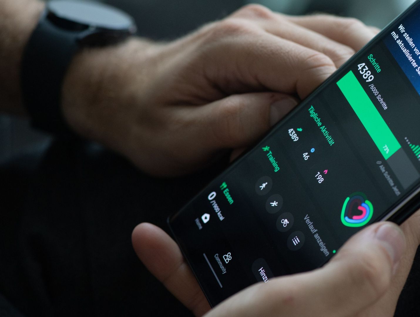 Mann schaut in einer App auf die Gesundheitsdaten