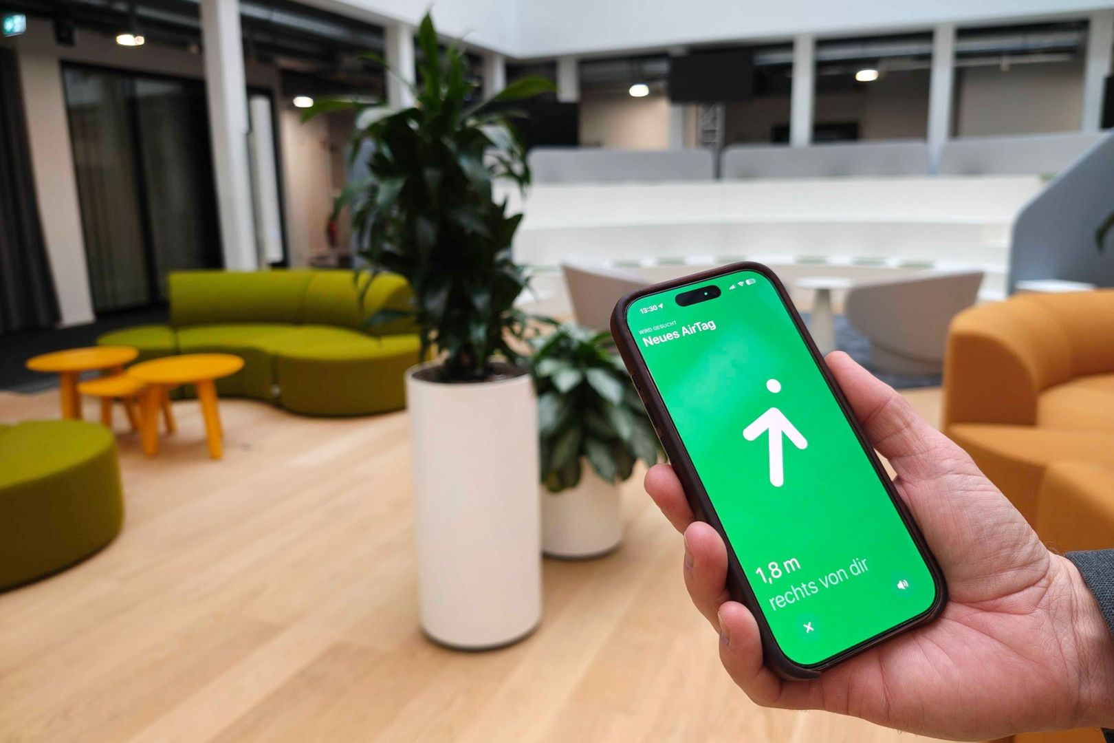 Mann sucht über sein Smartphone einen Schlüssel mit Airtag