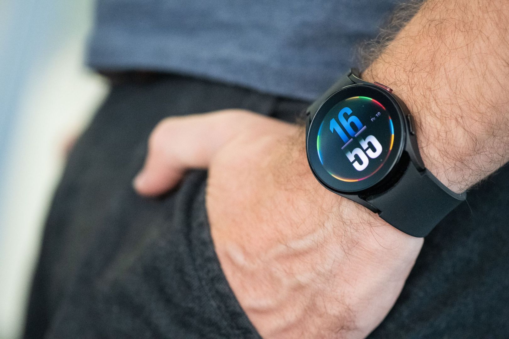 Mann trägt eine Smartwatch