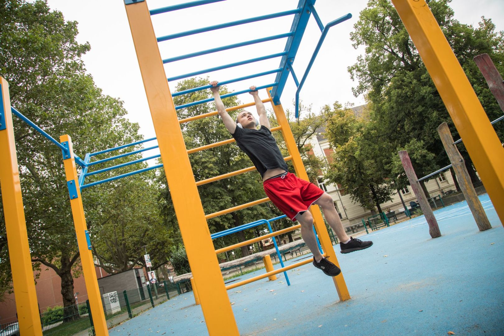 Mann treibt Sport in einem Calisthenics-Park