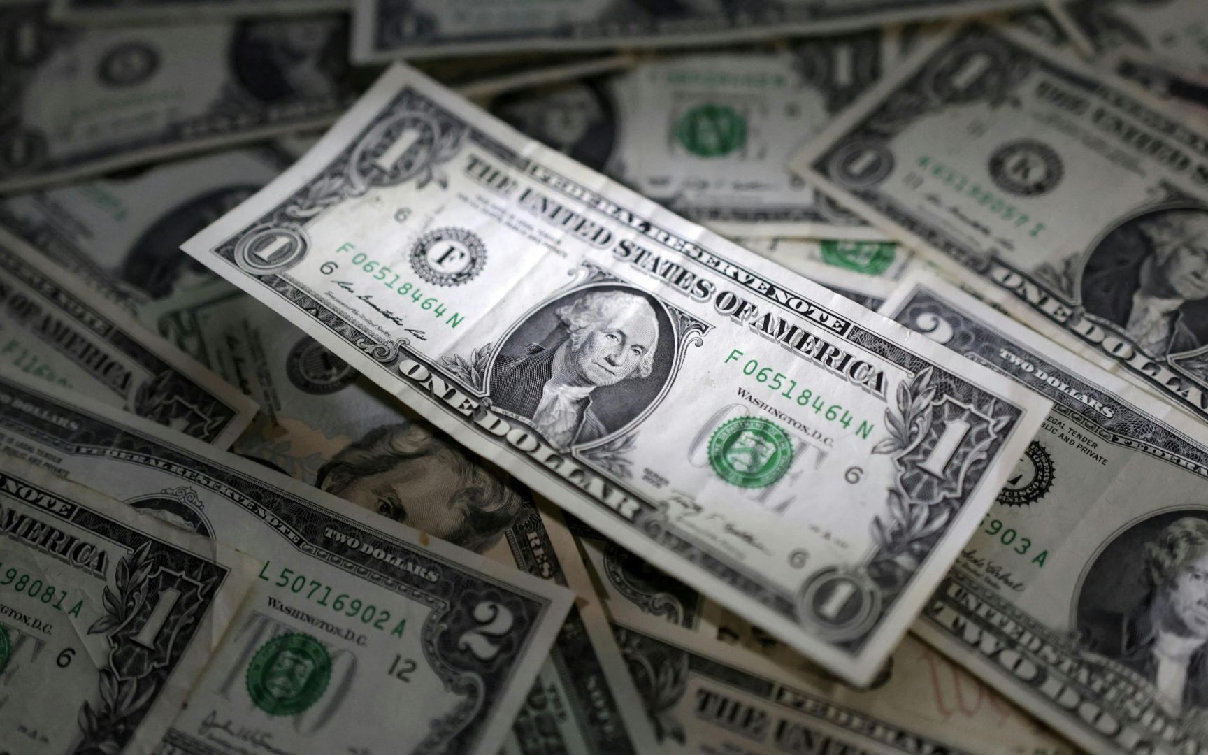 Marktvertrauen schwindet – Trumps Attacken auf Fed-Chef Powell treiben Dollar und Anleihen ins Minus