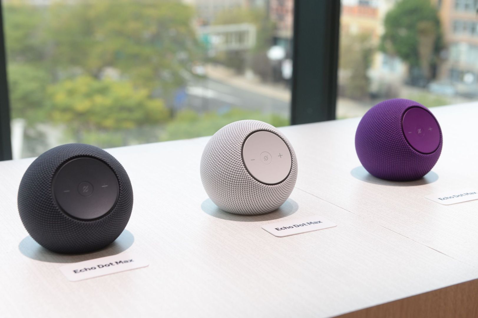 Mehrere Echo Dot Max von Amazon bei der Produktvorstellung