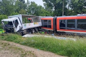 Mehrere Verletzte bei Zusammenstoß von Bahn und Lkw