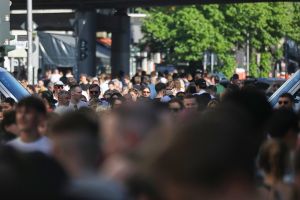 Menschen auf der Straße (Archiv)