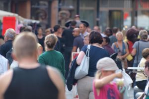 Menschen in einer Fußgängerzone (Archiv)