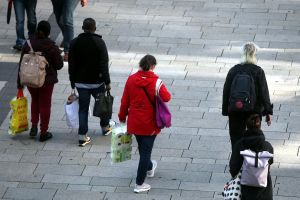 Menschen in einer Fußgängerzone (Archiv)