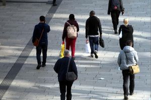 Menschen in einer Fußgängerzone (Archiv)