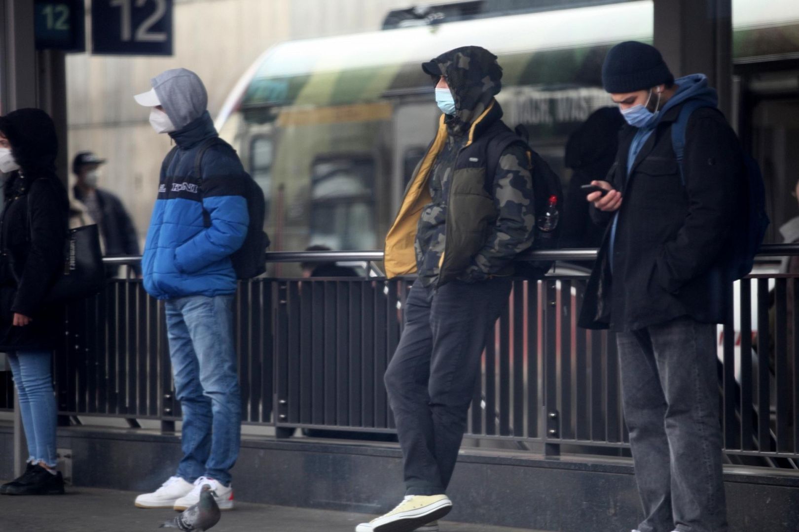Menschen mit Maske (Archiv)