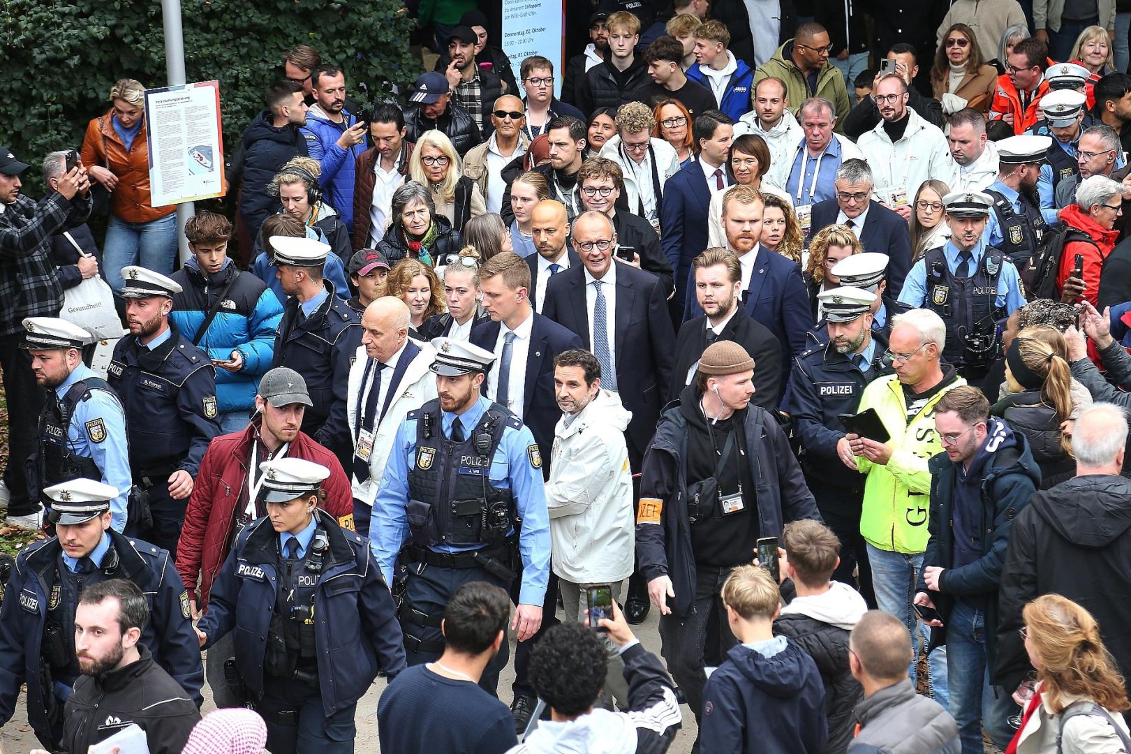 Merz in der Menschenmenge am 03.10.2025