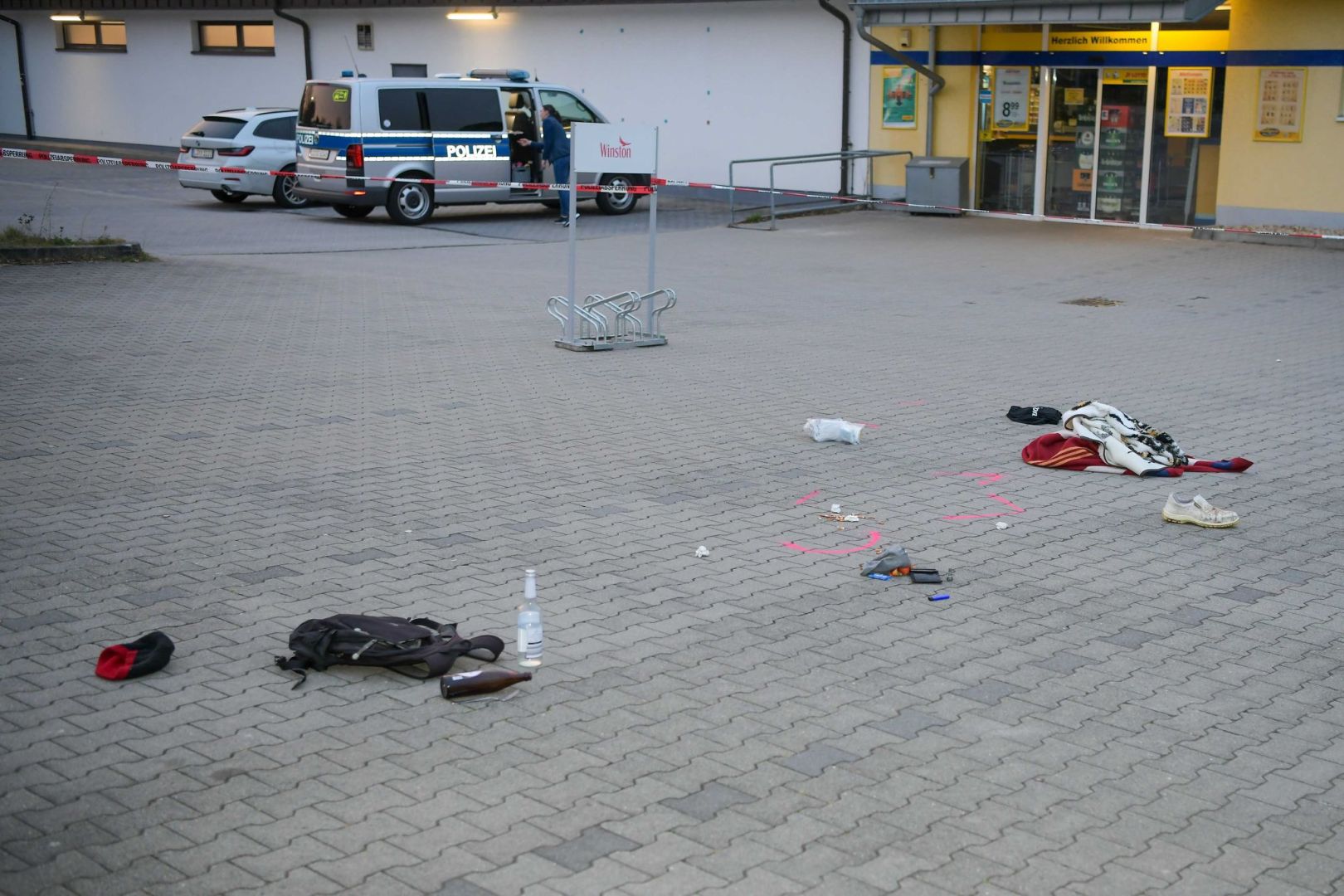 Messerangriff vor Supermarkt: Zwei Menschen schwer verletzt