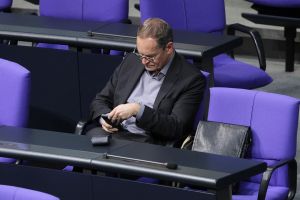 Michael Müller mit Smartphone (Archiv)