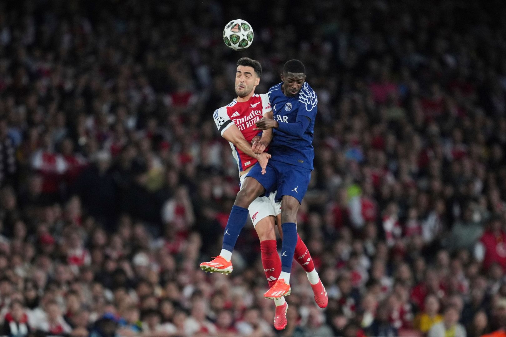Mikel Merino und Ousmane Dembele (r)