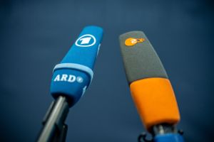 Mikrofone der beiden Rundfunkanstalten ARD und ZDF