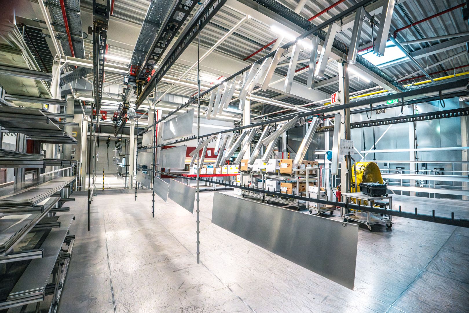 Mobile Podestsysteme als Industrielösung: Mott realisiert Maschinenpodeste für Pulverbeschichtungsanlage bei WAREMA