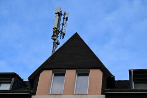 Mobilfunk-Mast auf Wohnhaus