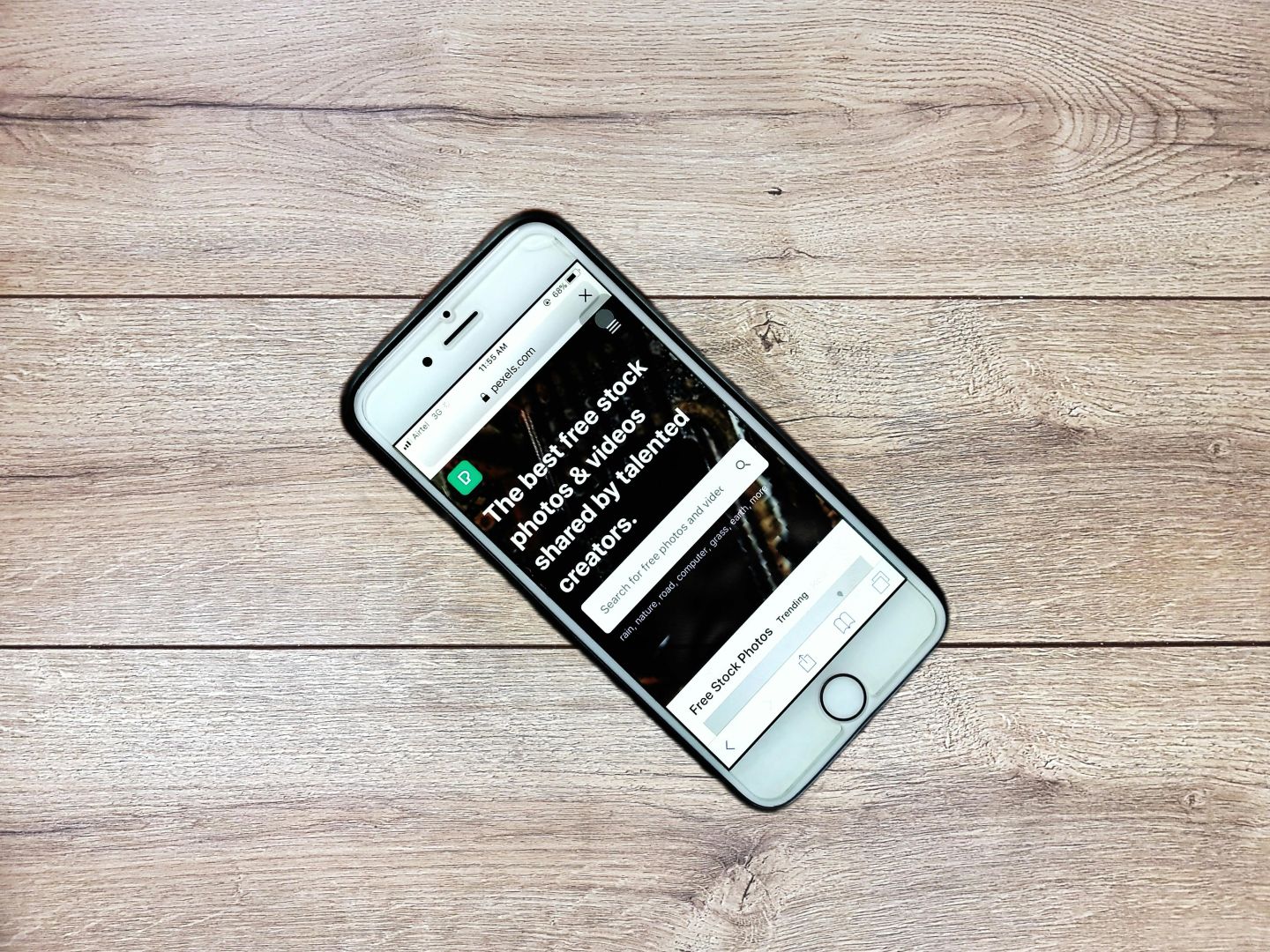 Modernes Smartphone Mit Touchscreen Auf Holztisch