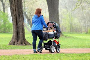 Mutter mit Kinderwagen (Archiv)