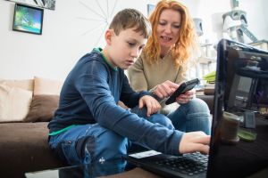 Mutter und Sohn am Laptop