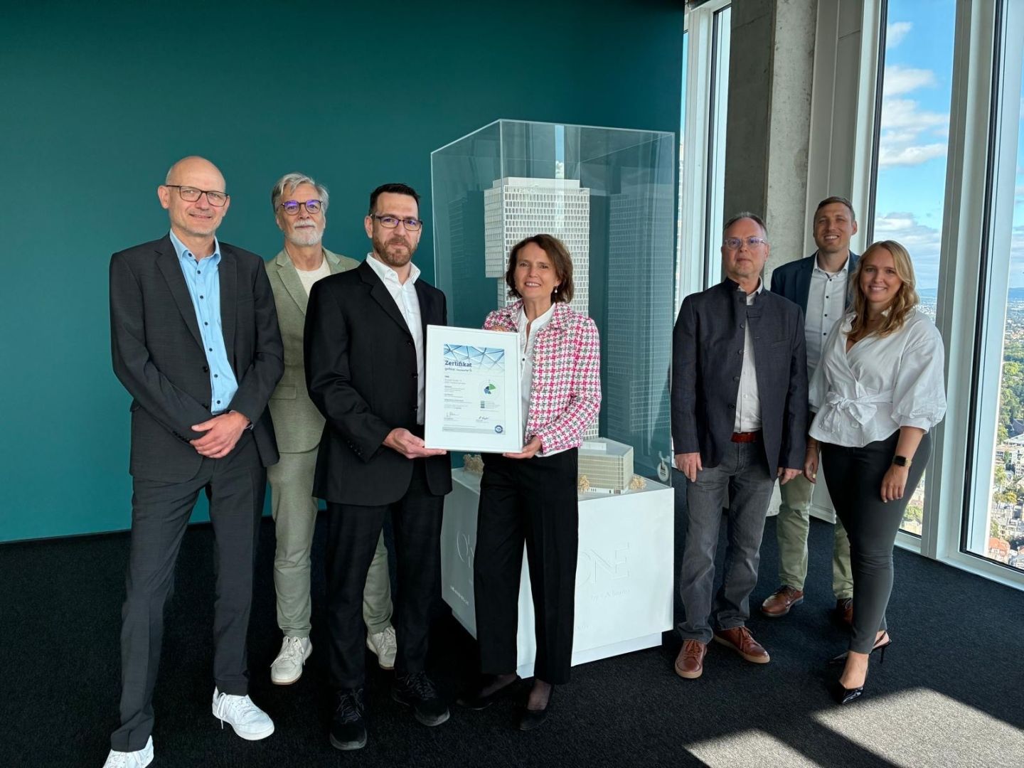 Nachhaltigkeit in der Frankfurter Skyline: Der Gebäudebetrieb des ONE erhält SustainFM Zertifizierung