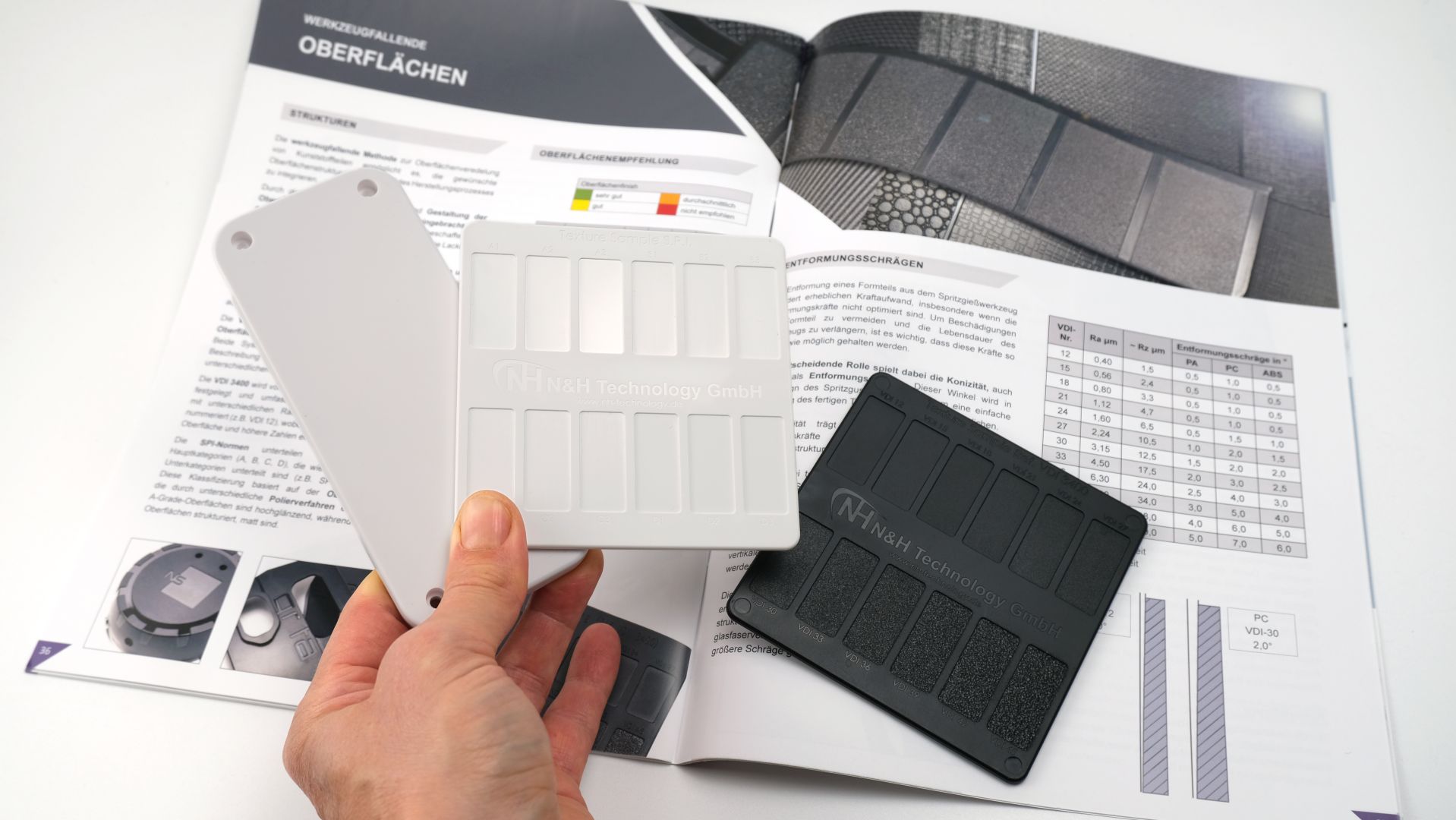 Neue Kunststoff-Musterkarte in Weiß