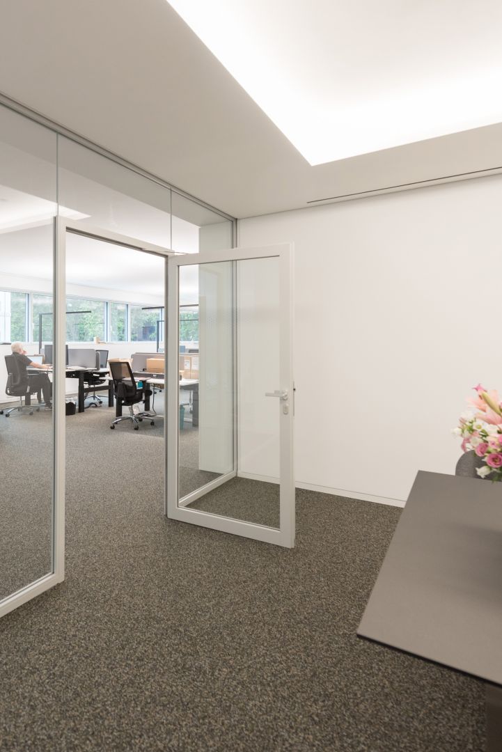 New Work: Wie Aluminiumzargen und Glas Offenheit, Austausch und Transparenz – und trotzdem ungestörtes Arbeiten möglich machen.