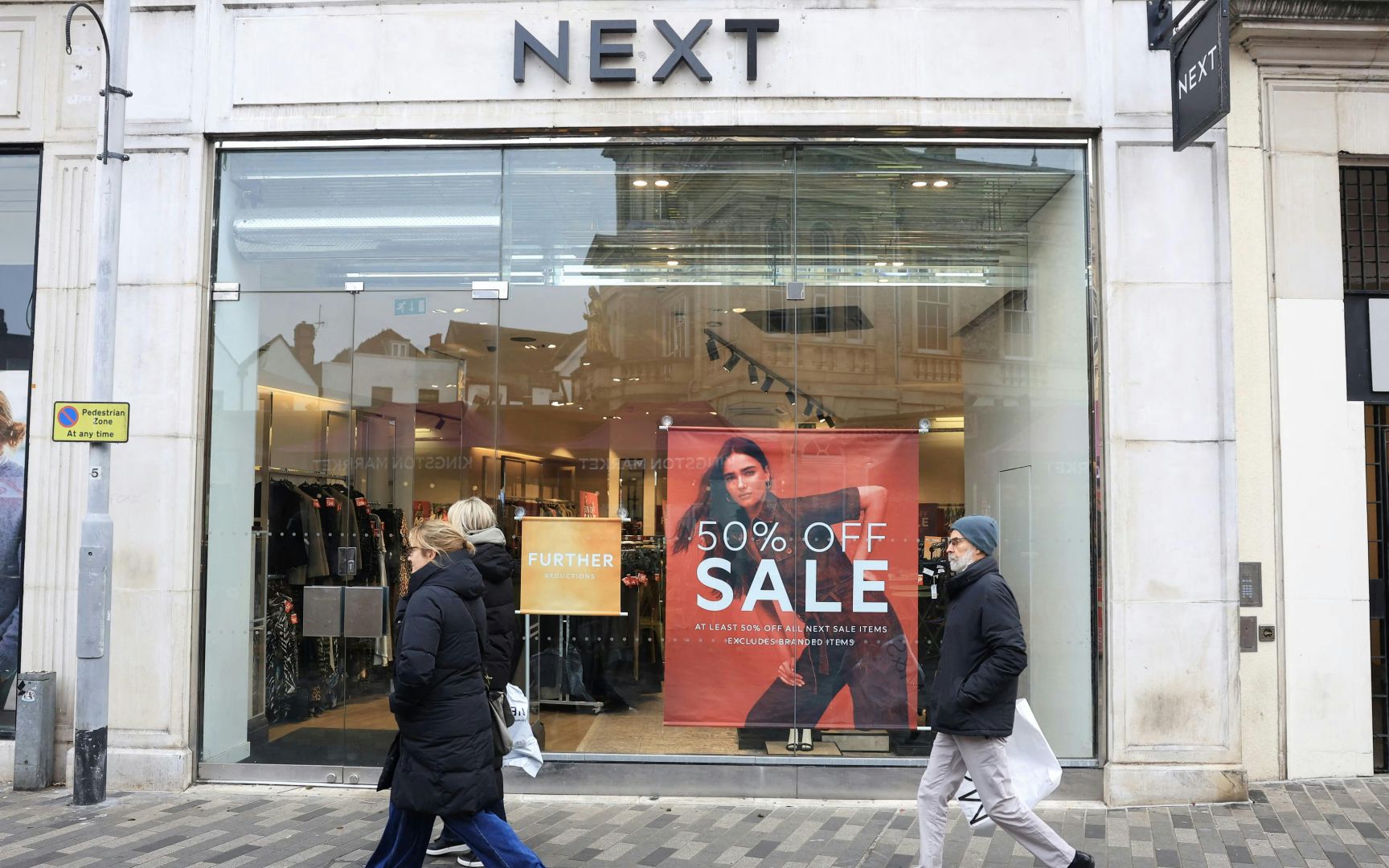 Next erhöht Gewinnprognose nach Umsatzsprung durch M&S-Störung und günstiges Sommerwetter