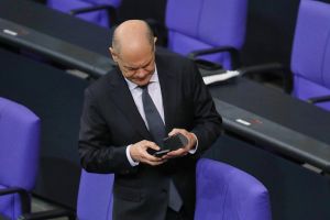 Olaf Scholz checkt sein Smartphone (Archiv)