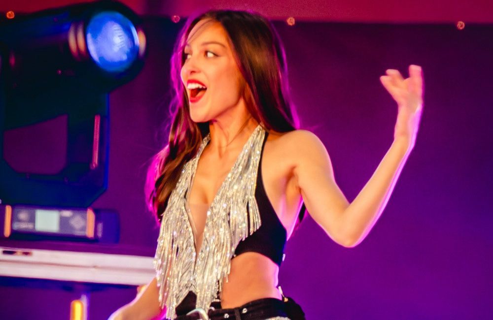Olivia Rodrigo hat verraten, dass sie einmal gemeinsam mit Charli xcx auf einem Rave gelandet ist.