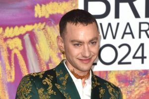 Olly Alexander ist der Meinung, dass die Musikindustrie 'nicht mit der Zeit gegangen ist'.