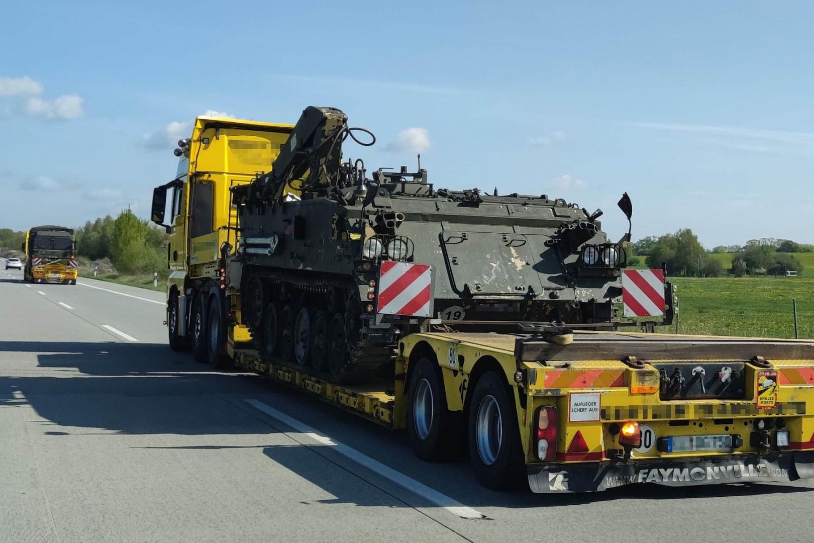 Panzer-Transport auf der Autobahn (Archiv)