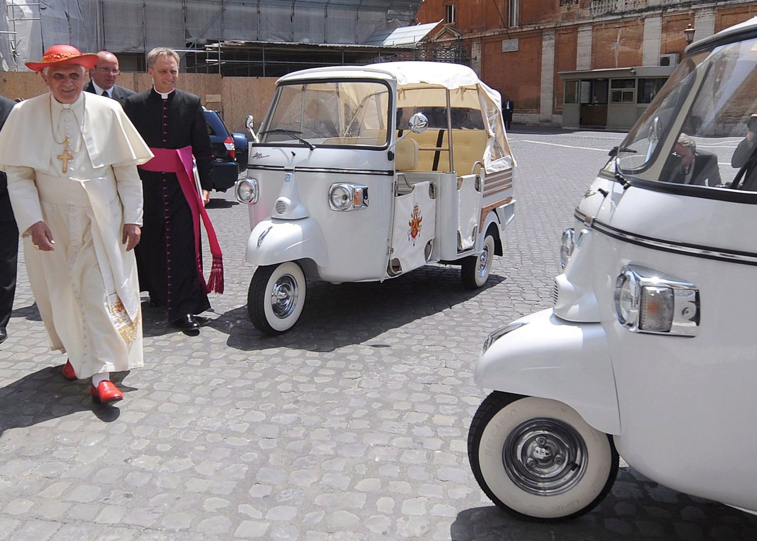 Papst Benedikt XVI. mit Piaggio Ape