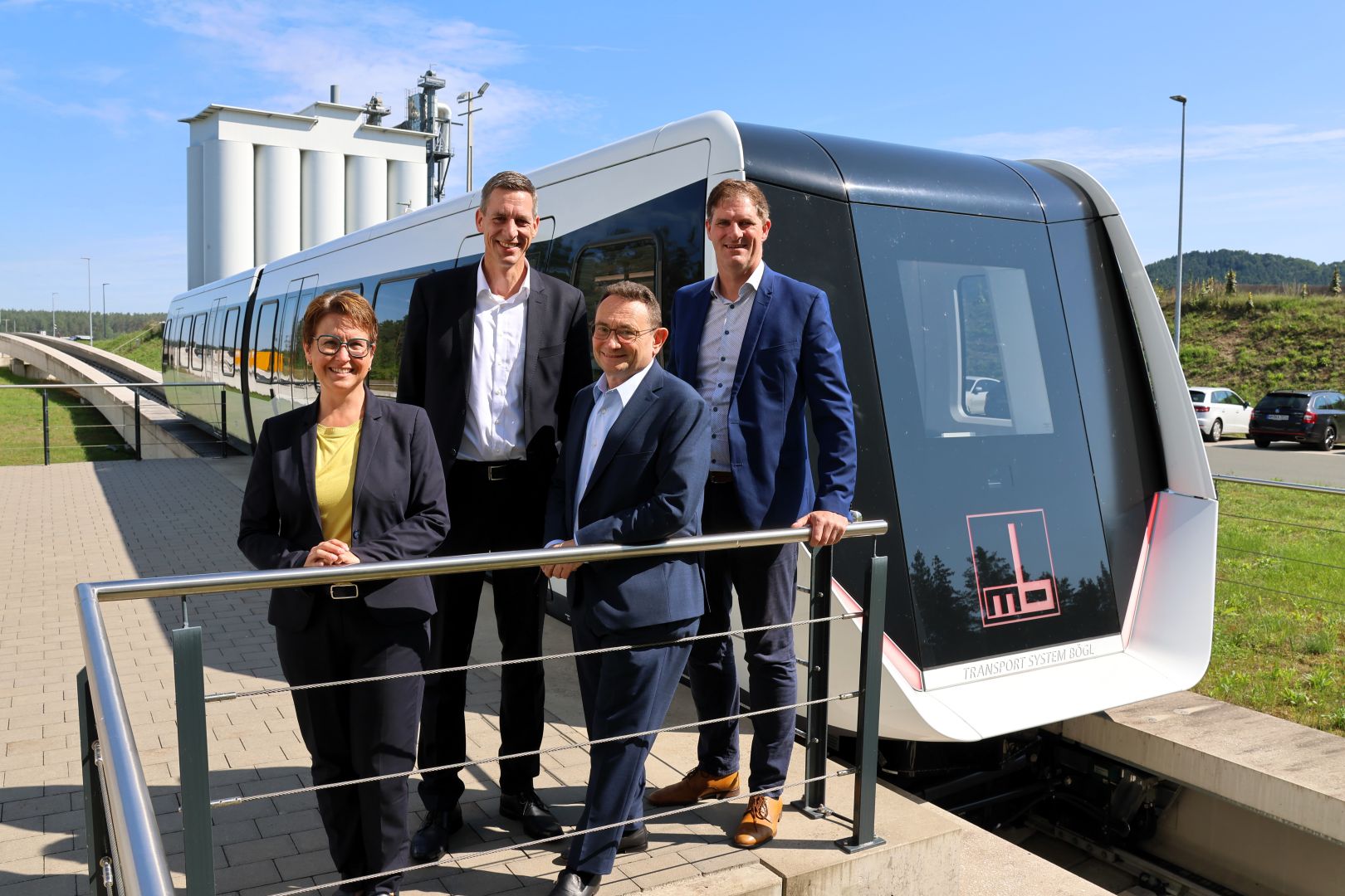 Parlamentarischer Staatssekretär Ulrich Lange, MdB Susanne Hierl und der stellvertretende Landrat des Landkreises Neumarkt, Josef Bauer, zu Besuch bei der Firmengruppe Max Bögl