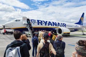 Passagiere vor Einstieg in Ryanair-Maschine (Archiv)