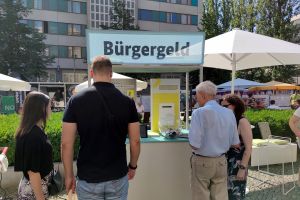 Passanten an einem Bürgergeld-Infostand (Archiv)