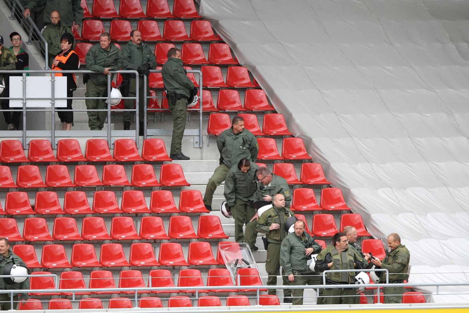 Polizei im Fußball-Stadion (Archiv)