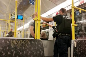 Polizei kontrolliert Maskenpflicht in U-Bahn während der Corona-Pandemie (Archiv)