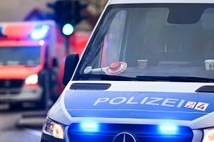 Polizei und Krankenwagen