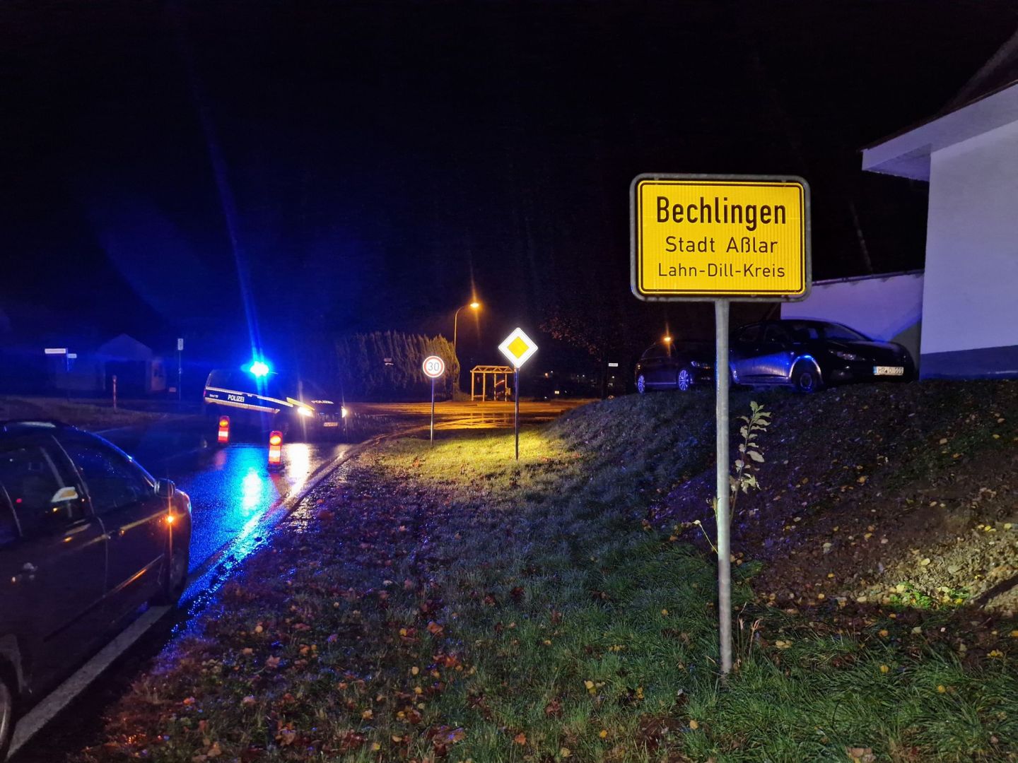 Polizist wird angefahren und schießt in Mittelhessen