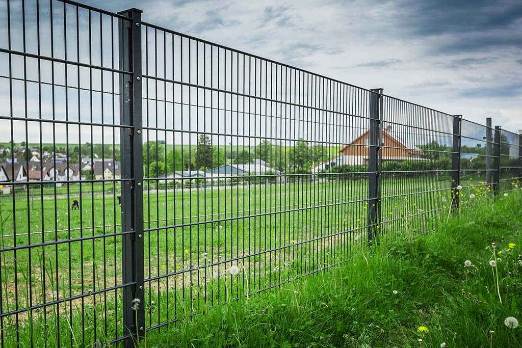Material für Gartenzaun: Stahl, Aluminium, Holz und Beton im Vergleich
