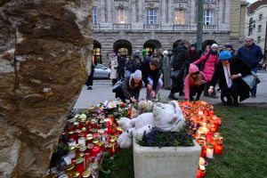 Prag gedenkt der Opfer des Amoklaufs vor einem Jahr