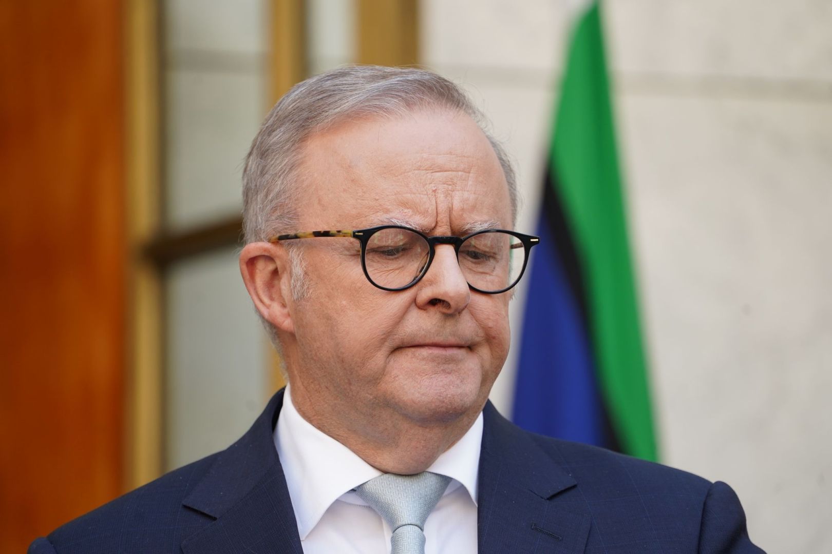 Premierminister Albanese hält Pressekonferenz