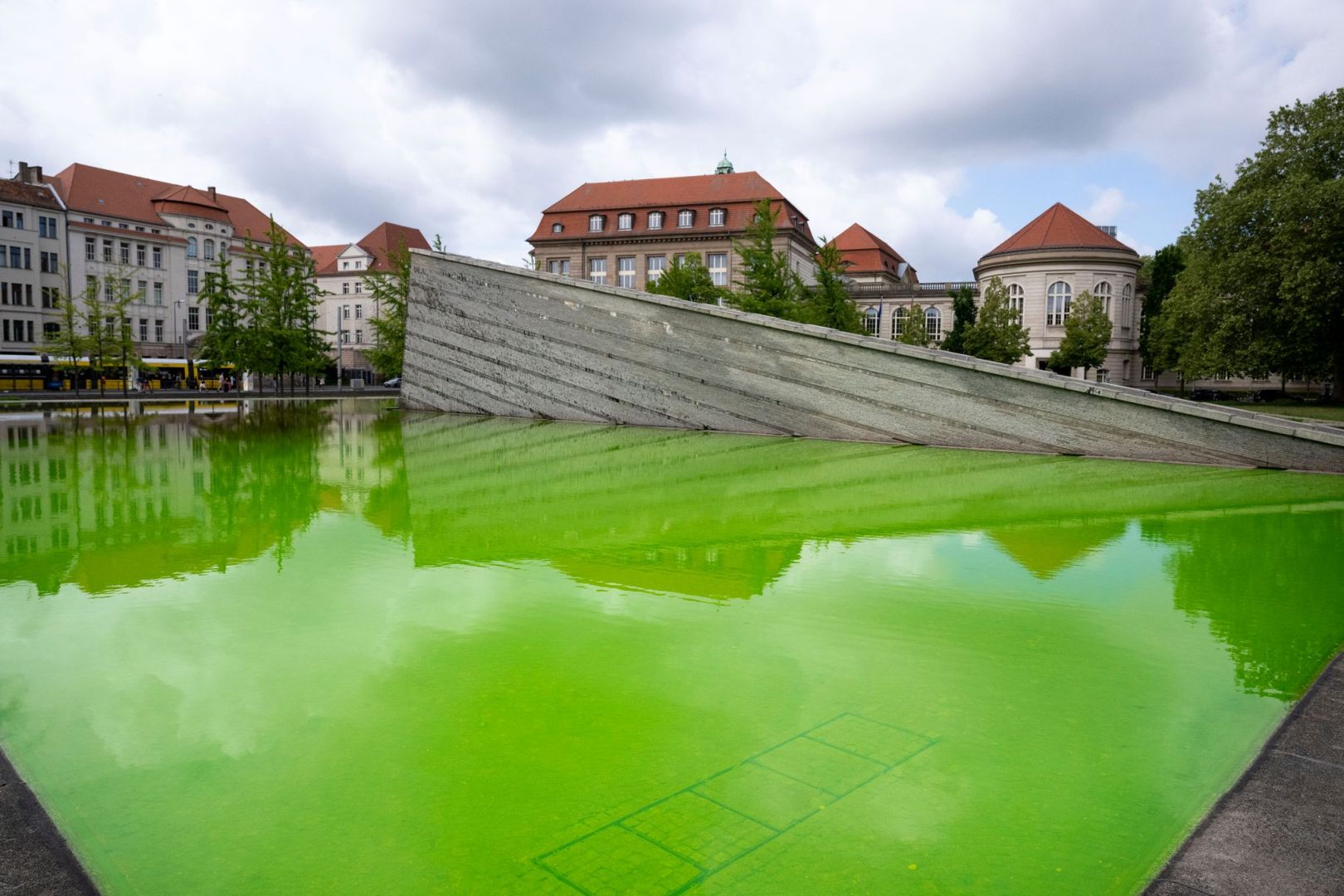 Protestbewegung färbt Brunnenwasser grün