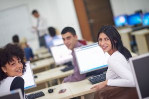 Quereinstieg in die Informatik: Berufsbegleitendes Fernstudienangebot entdecken!