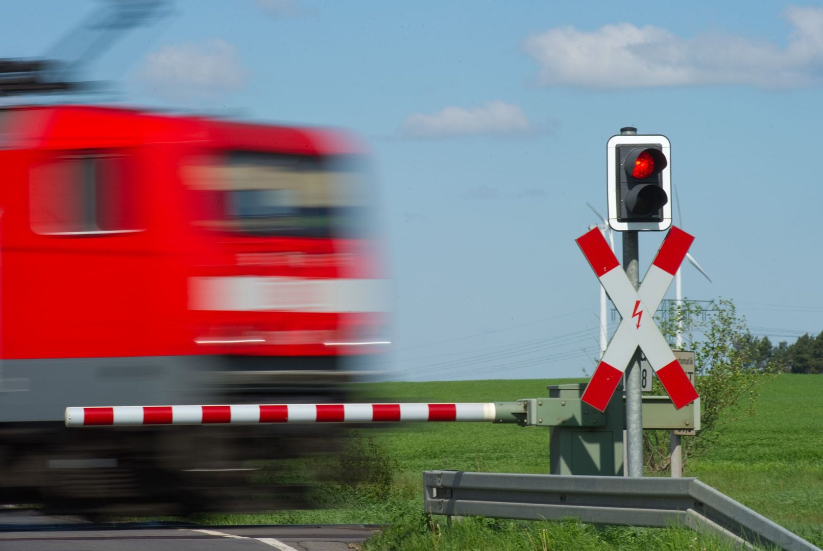 Regionalzug an Bahnübergang