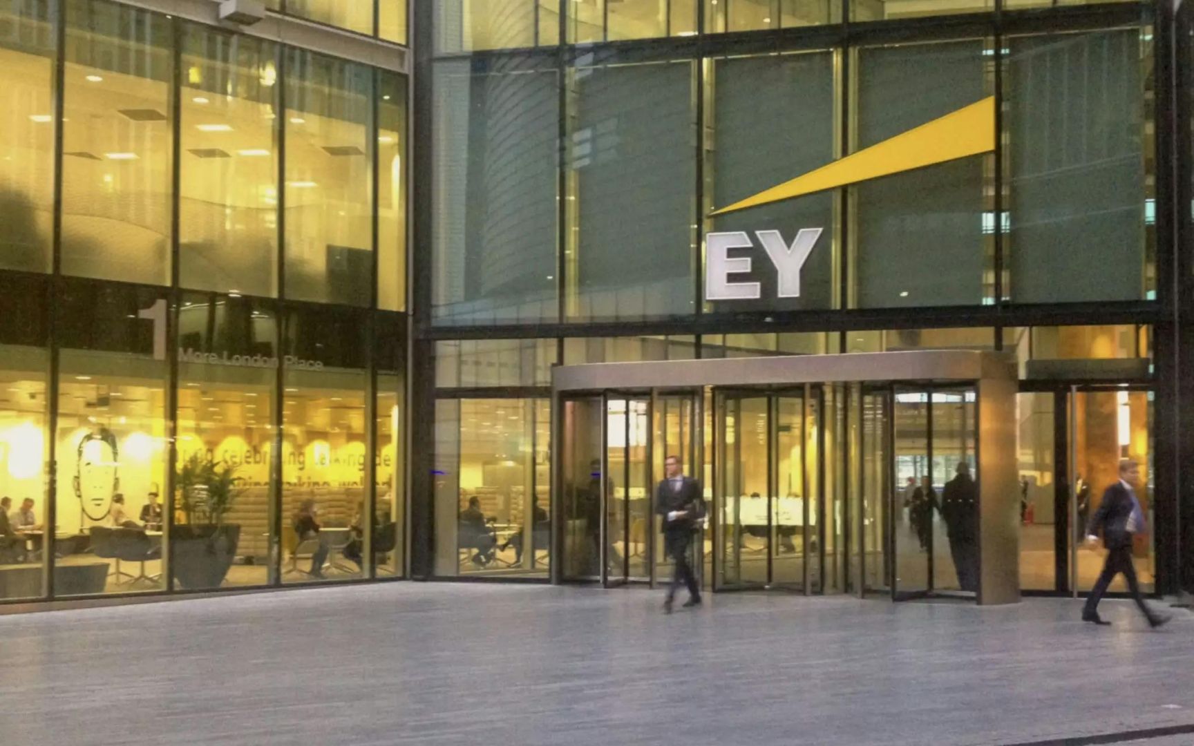 Revolut holt EY als neuen Abschlussprüfer – strategischer Schritt auf dem Weg zur Banklizenz