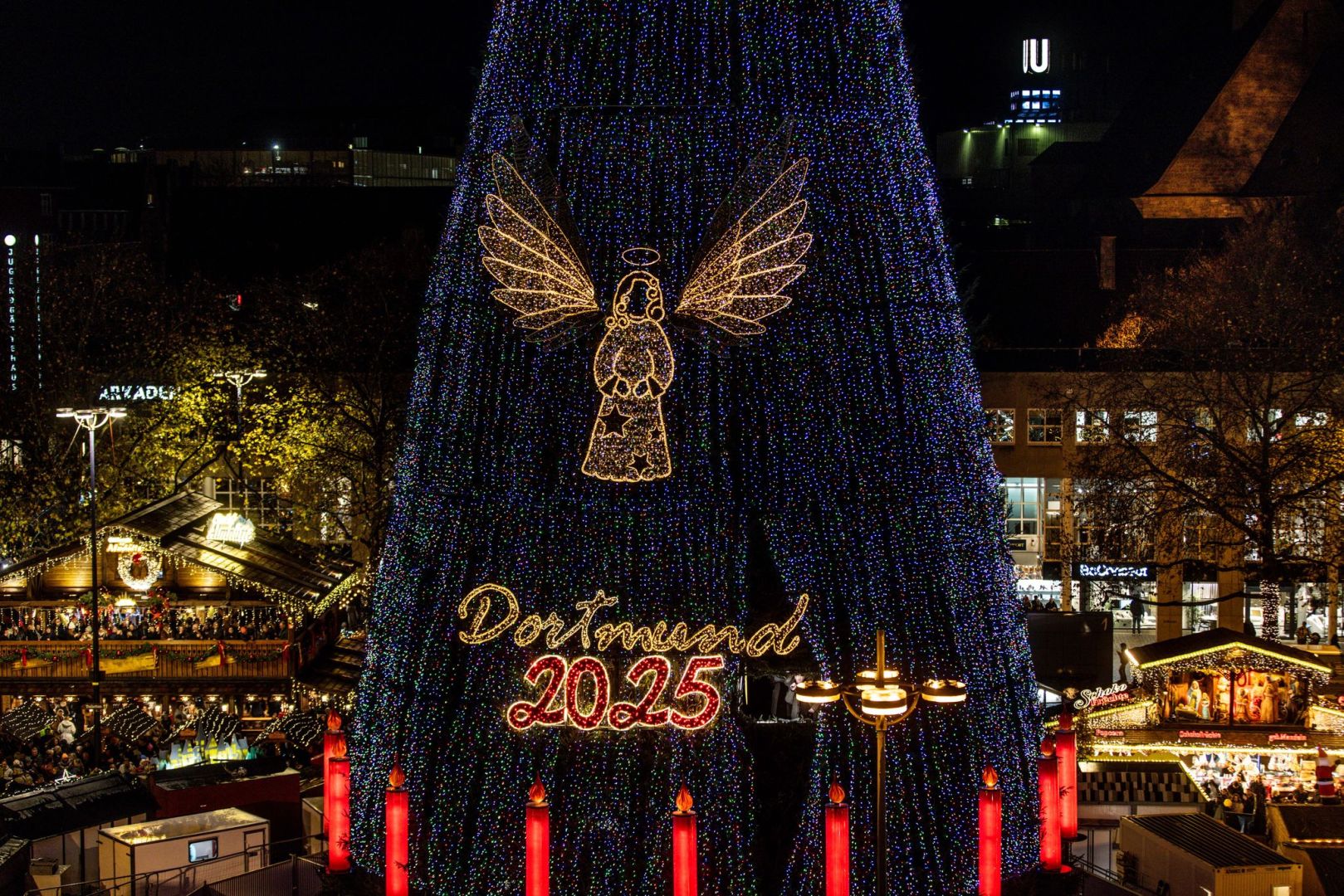 Riesiger Weihnachtsbaum auf dem Dortmunder Weihnachtsmarkt