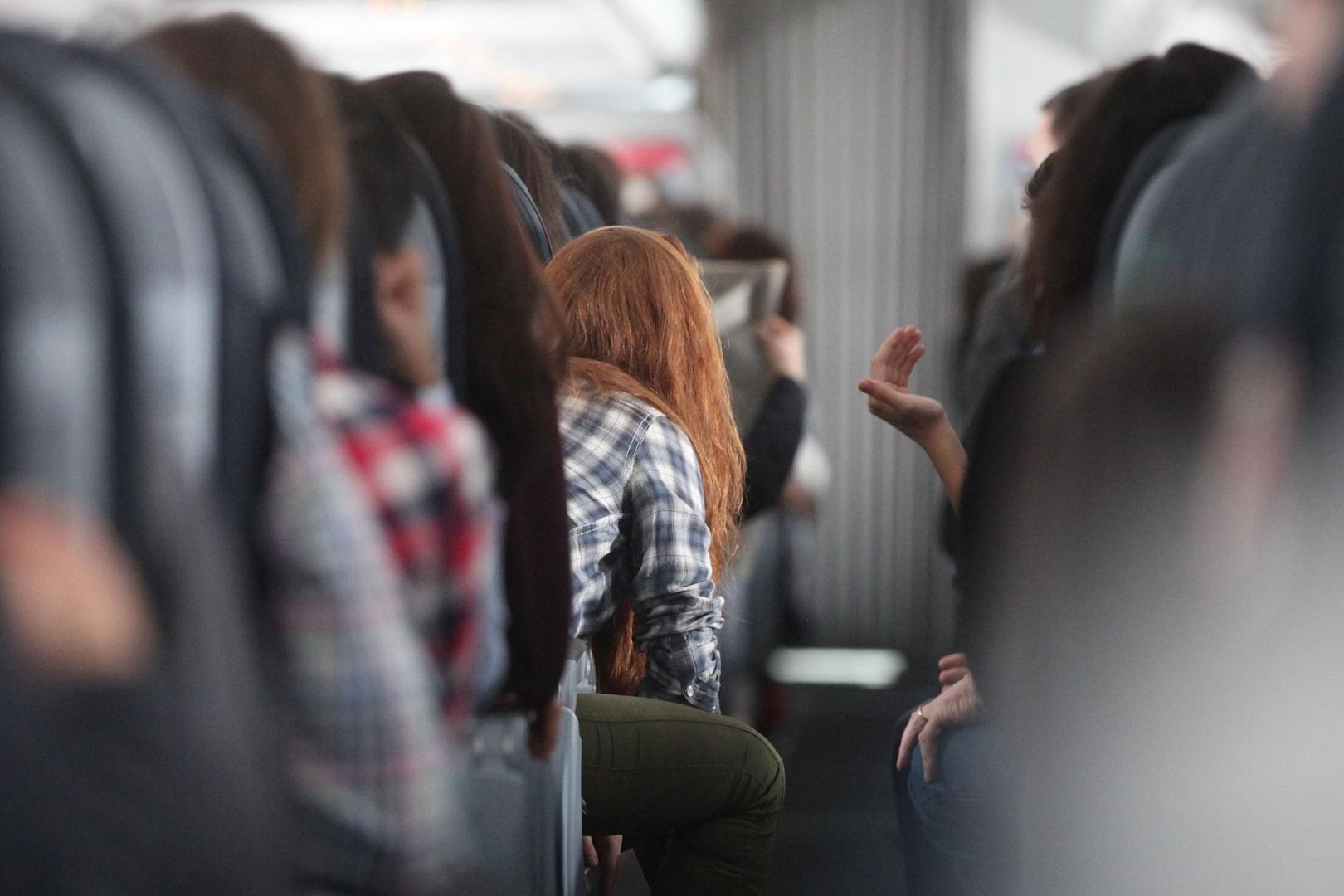 Rothaarige Frau in einem Flugzeug (Archiv)