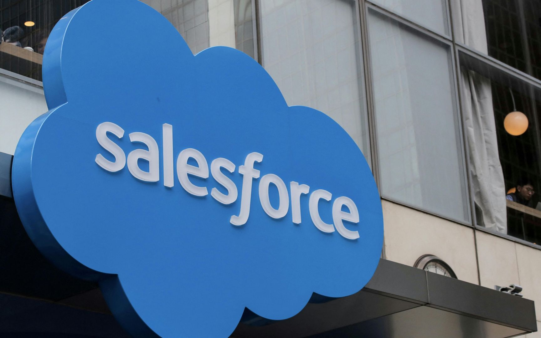 Salesforce übertrifft Erwartungen und hebt Jahresprognose an